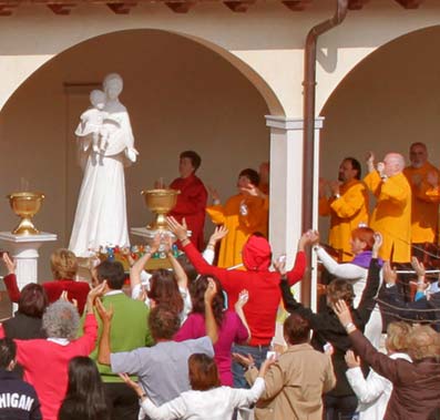 First opening of the cloister in Anima Universale’s monastery