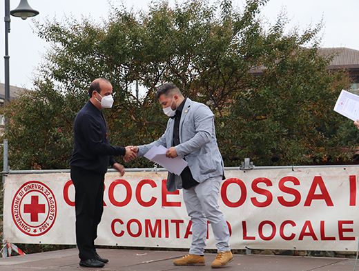Ramia Osvaldo receiving the certificate of merit