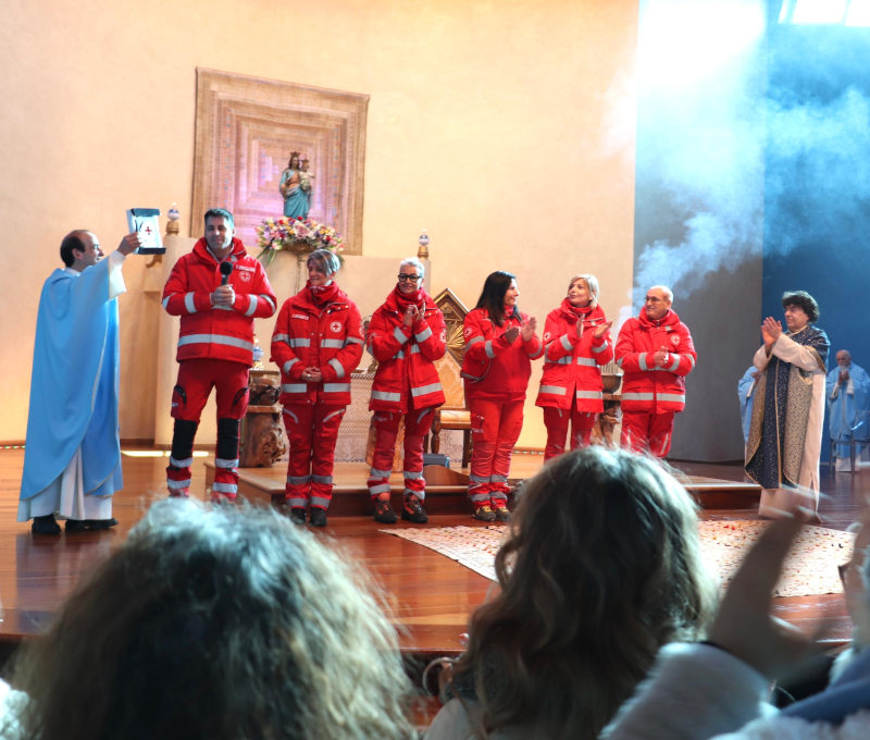 The President of the Leini Red Cross with the volunteers in the Anima Universale Church